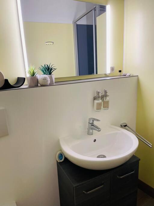 Fewo 20 - Appartement Im Rottalblick - Youngmodern Wohnen Mit Bademantelgang Zur Therme, Tv, Balkon Und Persoenlichem Gaesteempfang Von Astarte Estate Bad Griesbach im Rottal Esterno foto