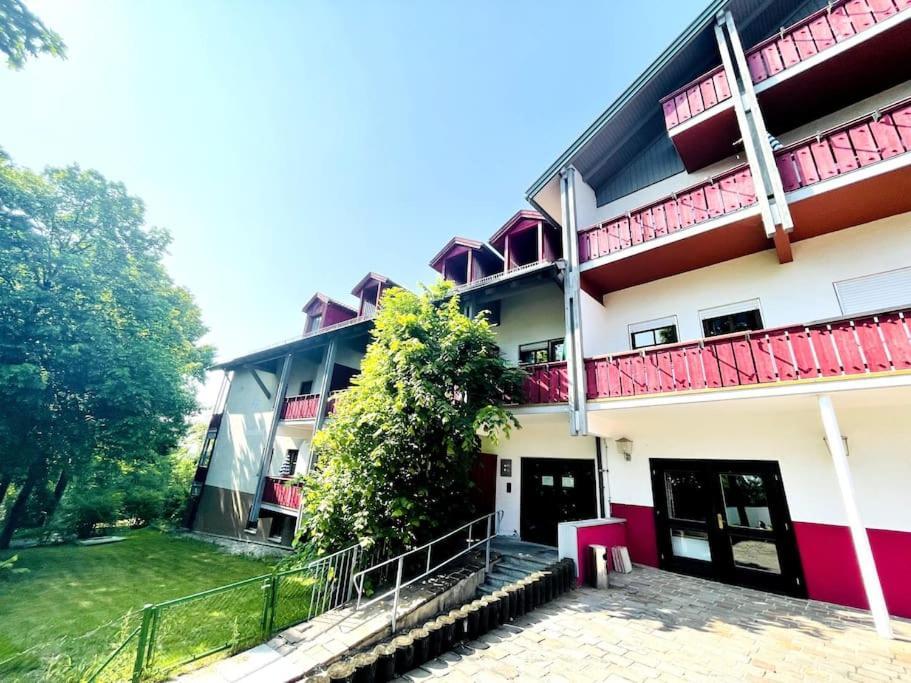 Fewo 20 - Appartement Im Rottalblick - Youngmodern Wohnen Mit Bademantelgang Zur Therme, Tv, Balkon Und Persoenlichem Gaesteempfang Von Astarte Estate Bad Griesbach im Rottal Esterno foto